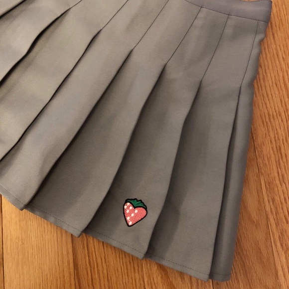 Grey Strawberry Embroidered Pleated Skirt (M) - Picture 2 of 3